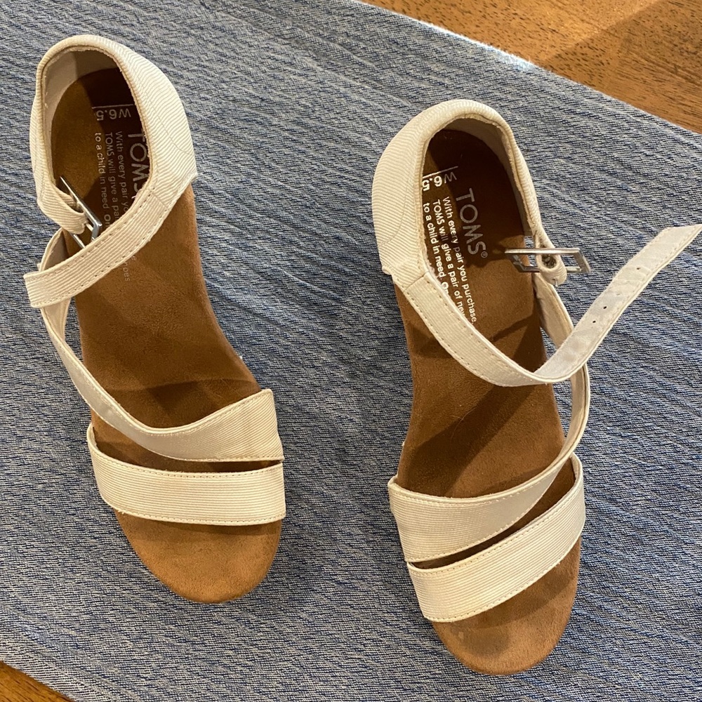 Toms white wedges